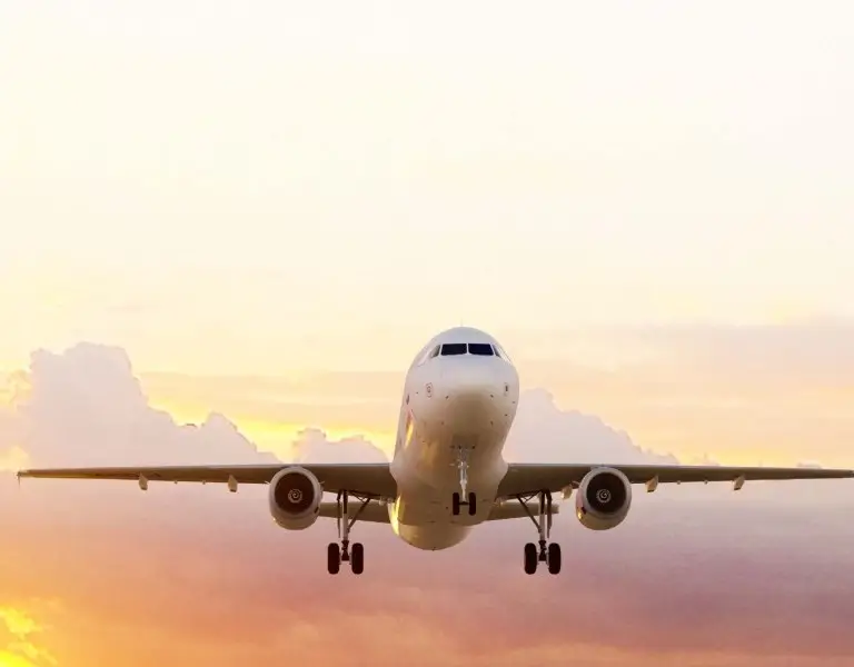 un avión volando en el cielo