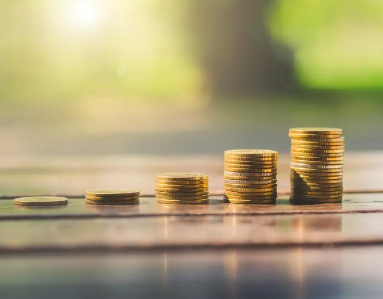 una pila de monedas en una mesa