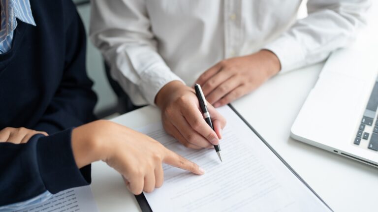 lawyer is consulting client